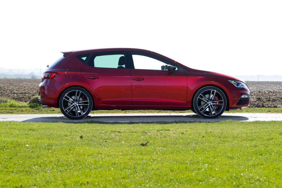  Seat Leon Cupra 300 2017 года  (UK) (фото 28 из 40)